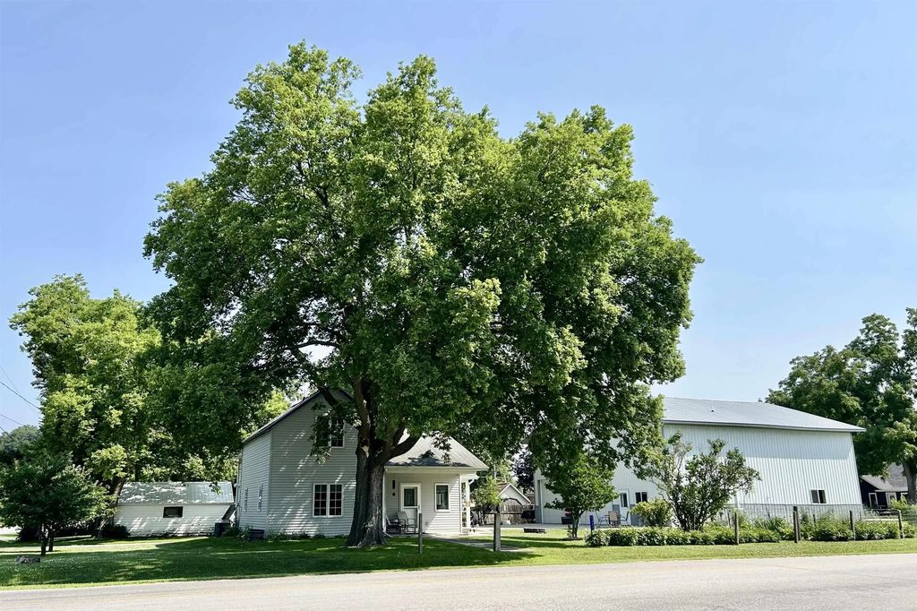 2493 River Road, Decorah