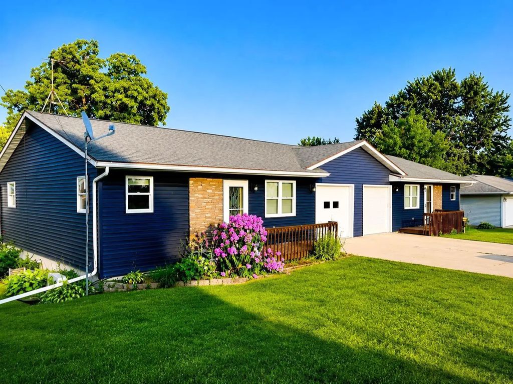302 2nd Street, Waukon