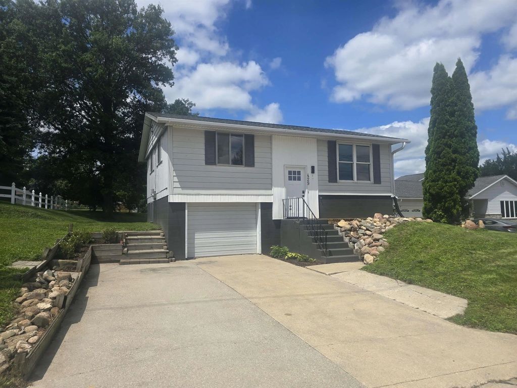 429 N Pine Street, West Union