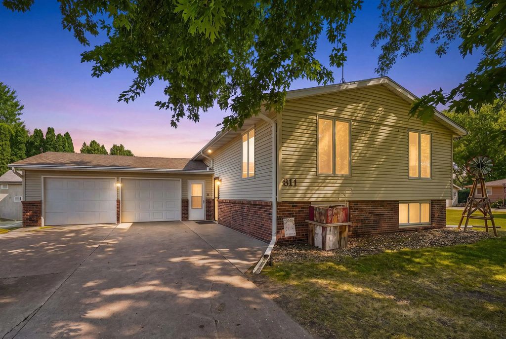 811 Crestview Drive, Webster City