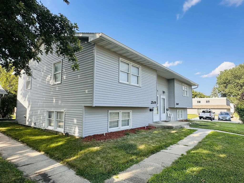 2507 W 4th St 2507 & 2509, Cedar Falls