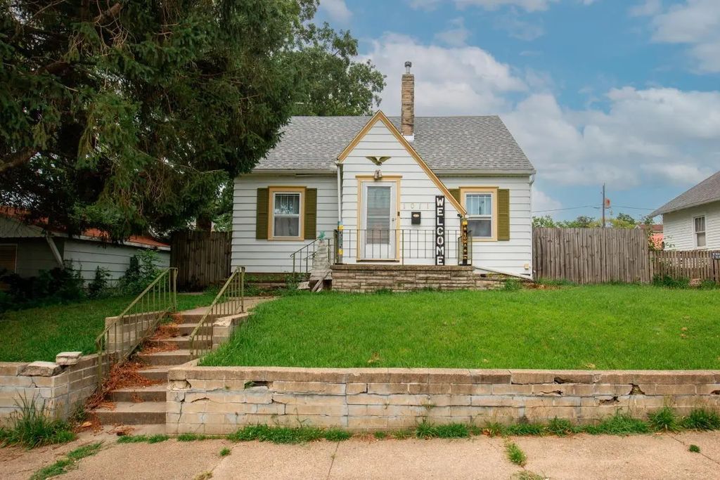 1011 Leavitt Street, Waterloo