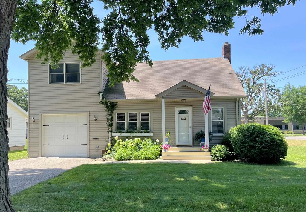 215 East Street, Decorah