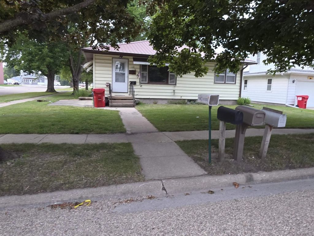 109 W Sycamore Street, Dunkerton