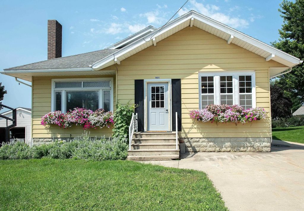 1105 10th Street, Grundy Center