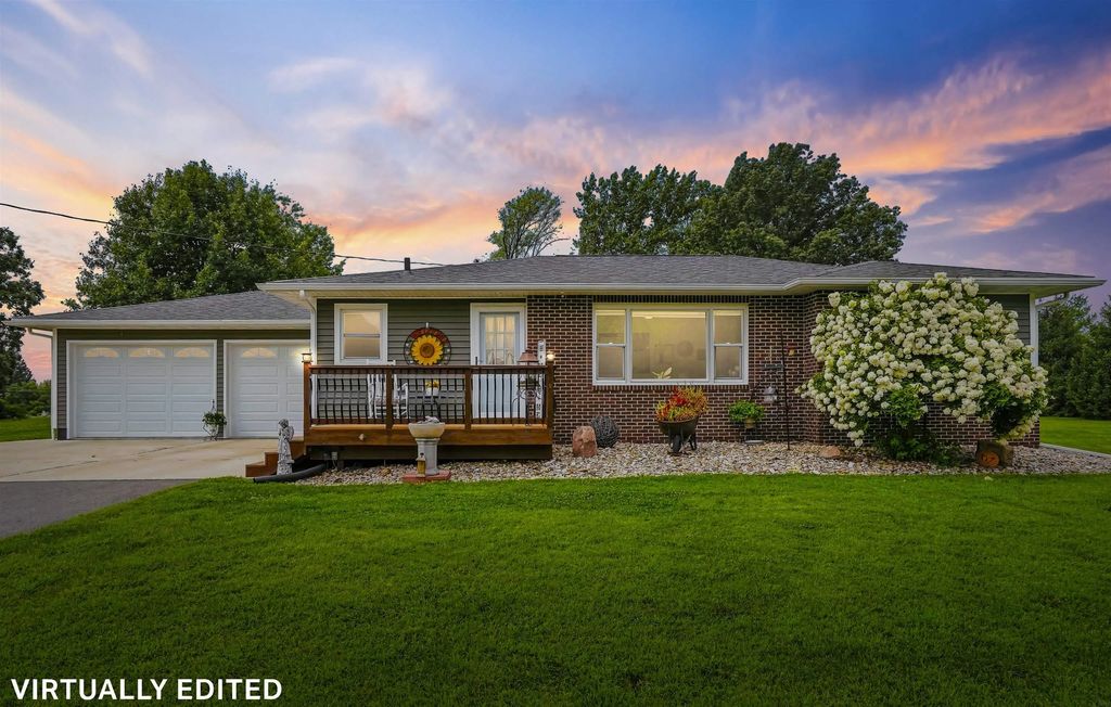 4043 R Avenue, Oelwein