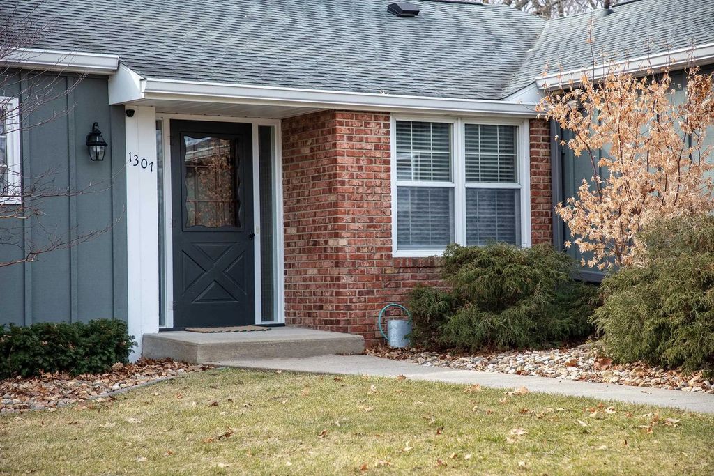 1307 Cedar River Drive, Waverly