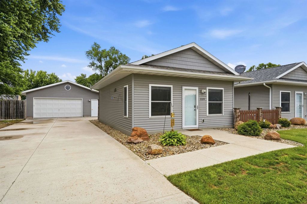 219 Collins Avenue, Evansdale