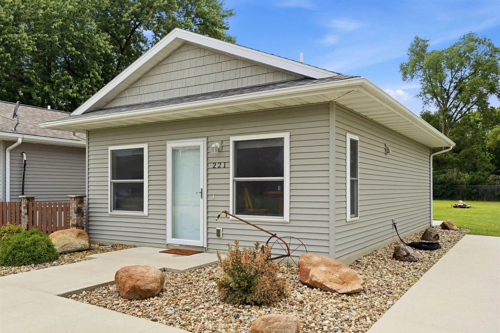 221 Collins Avenue, Evansdale