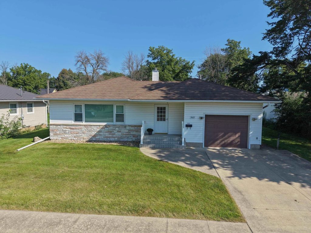 717 5th Avenue, Ackley