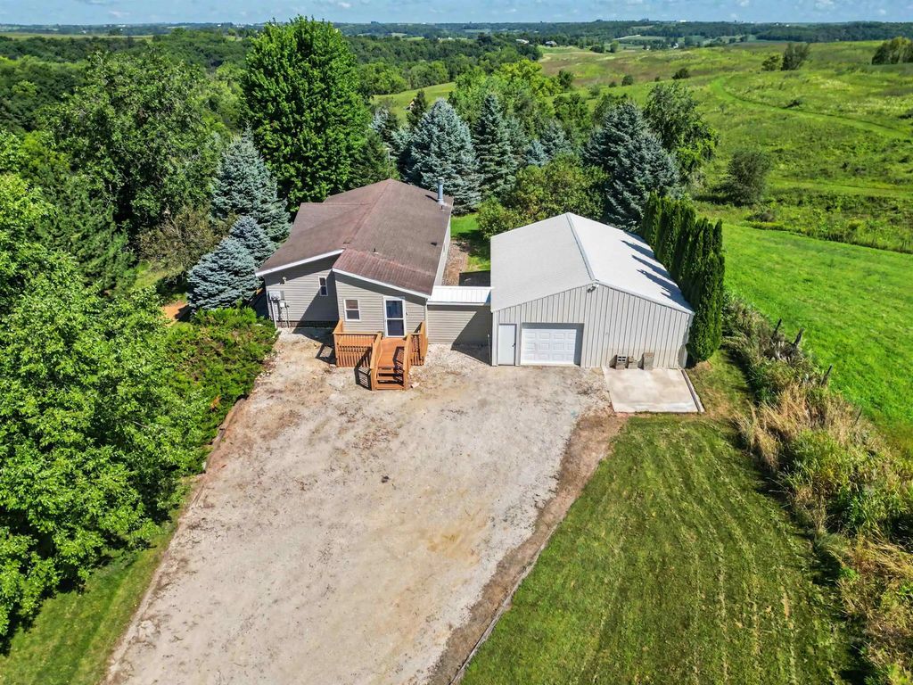 965 Coyote Crossings Lane, Waukon