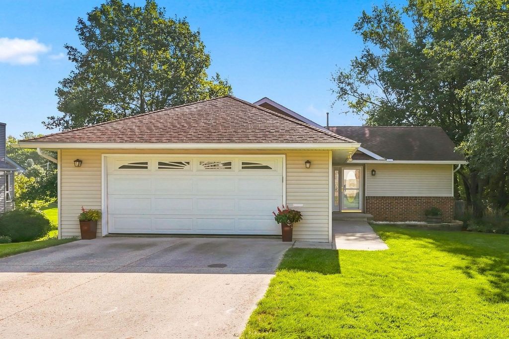 902 Rosa Drive, Decorah