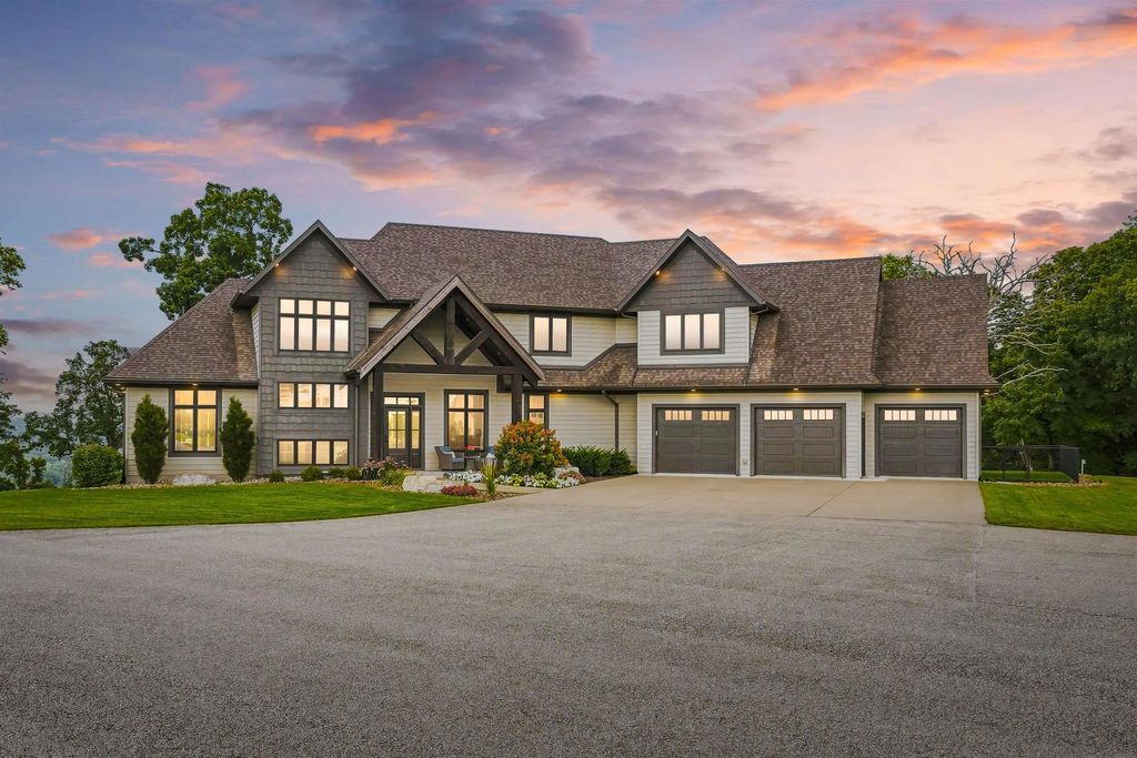 1658 Howdy Hills, Decorah