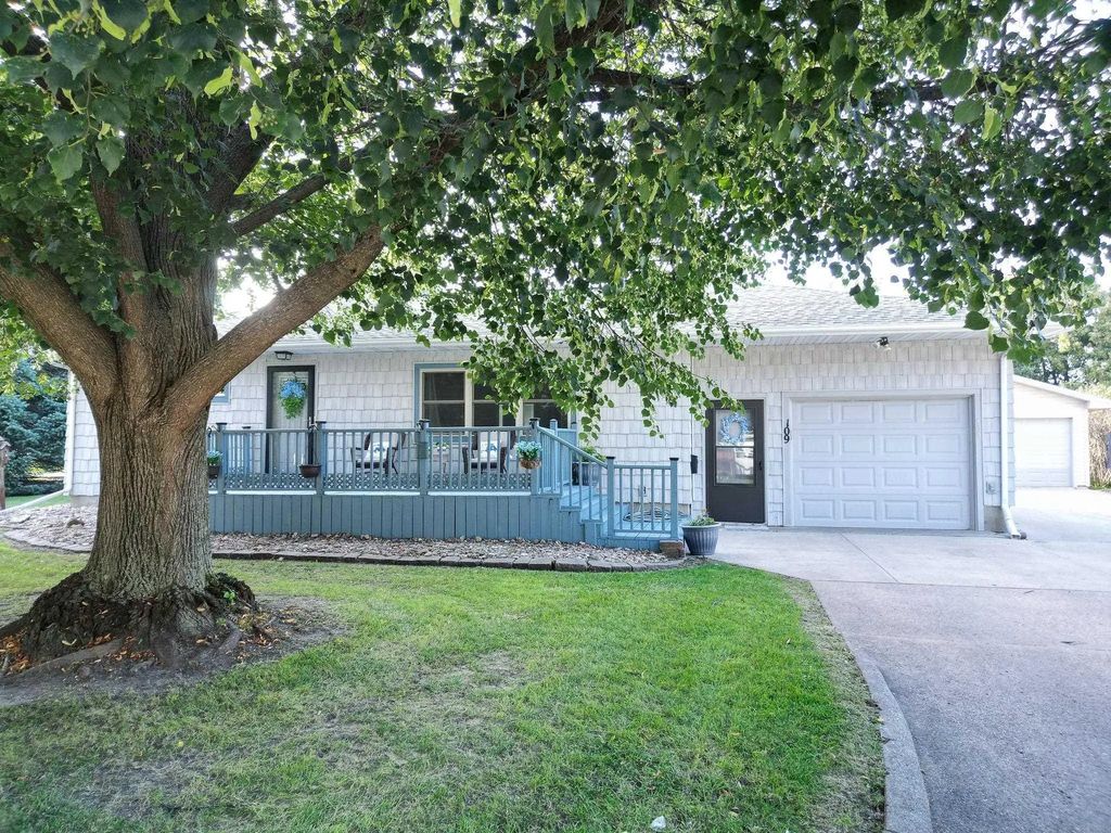 109 Iowa Court, Waverly