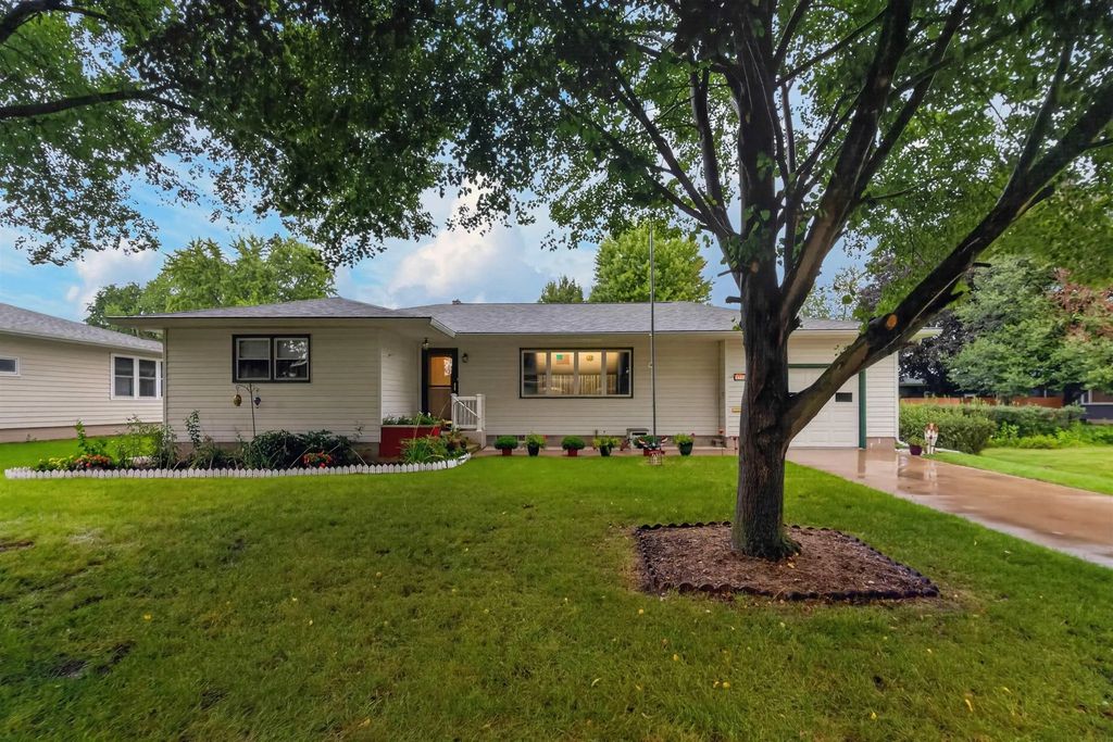1714 3rd Ave Nw, Waverly