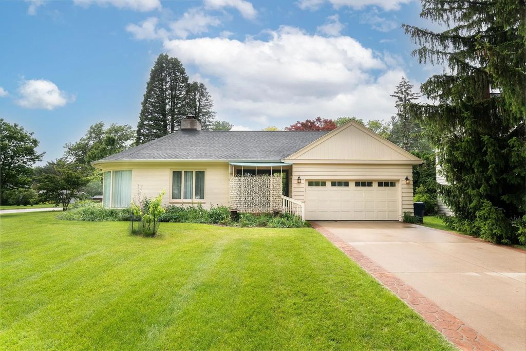 1076 Prospect Boulevard, Waterloo