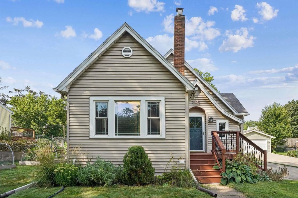 1123 W 3rd Street, Cedar Falls