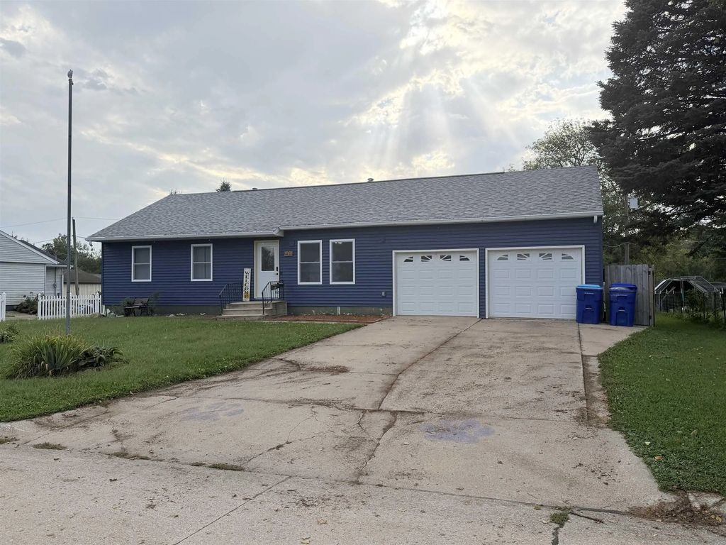 908 Sw 3rd Avenue, Oelwein