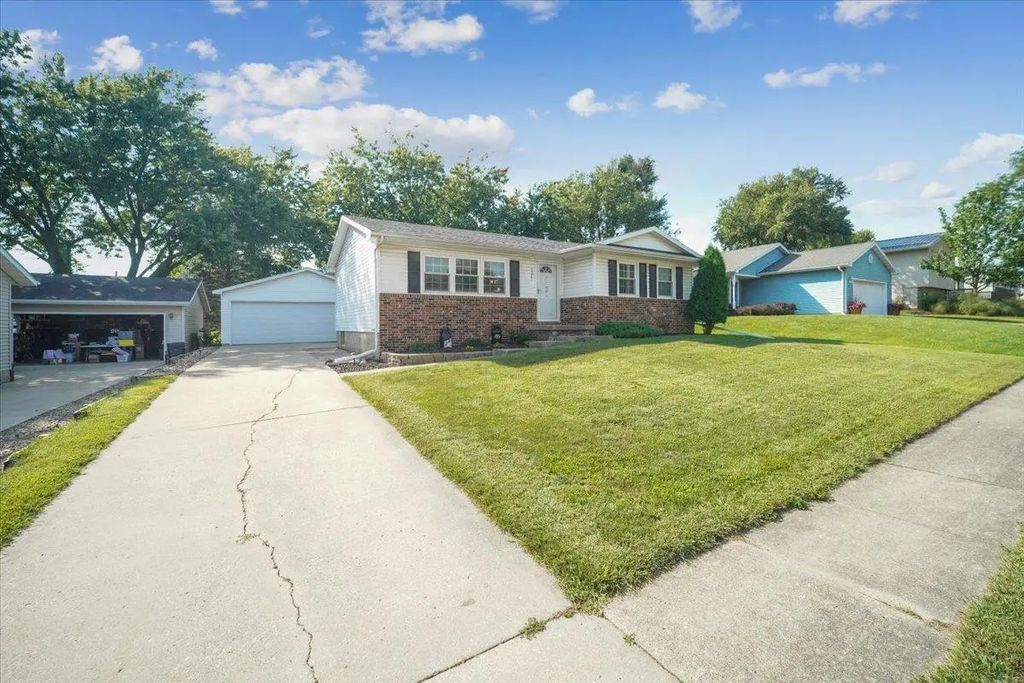 5325 Norse Dr, Cedar Falls