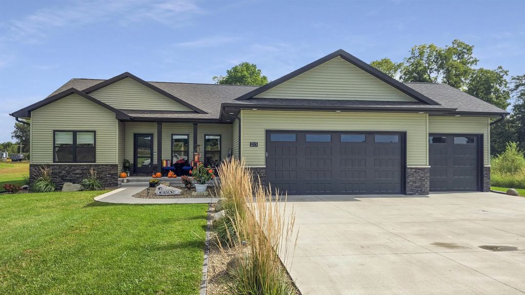 215 Blue Spruce Drive, New Hartford