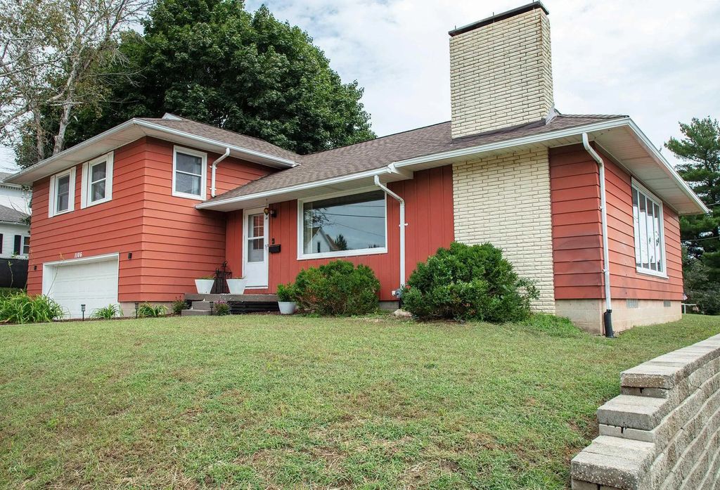 1106 10th Street, Grundy Center
