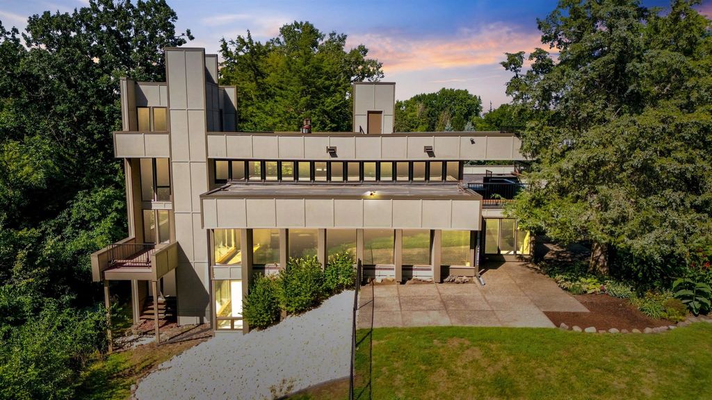 1706 Willow Bend Road, Cedar Falls