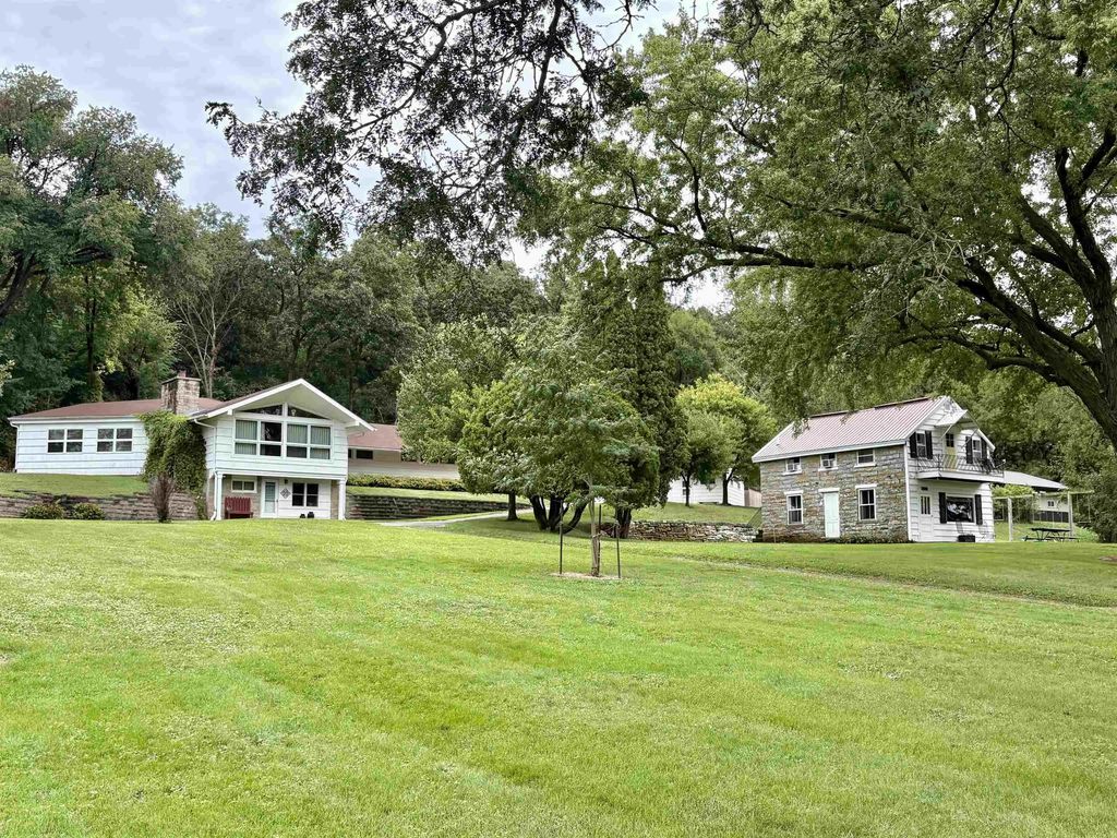 2166 Pole Line Road, Decorah