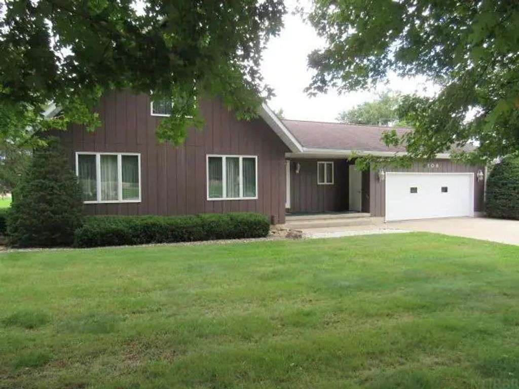 108 College St Ne, Hopkinton