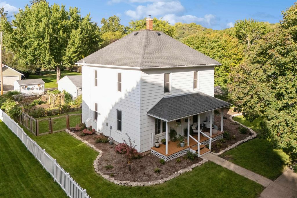 718 Decorah Avenue, Decorah