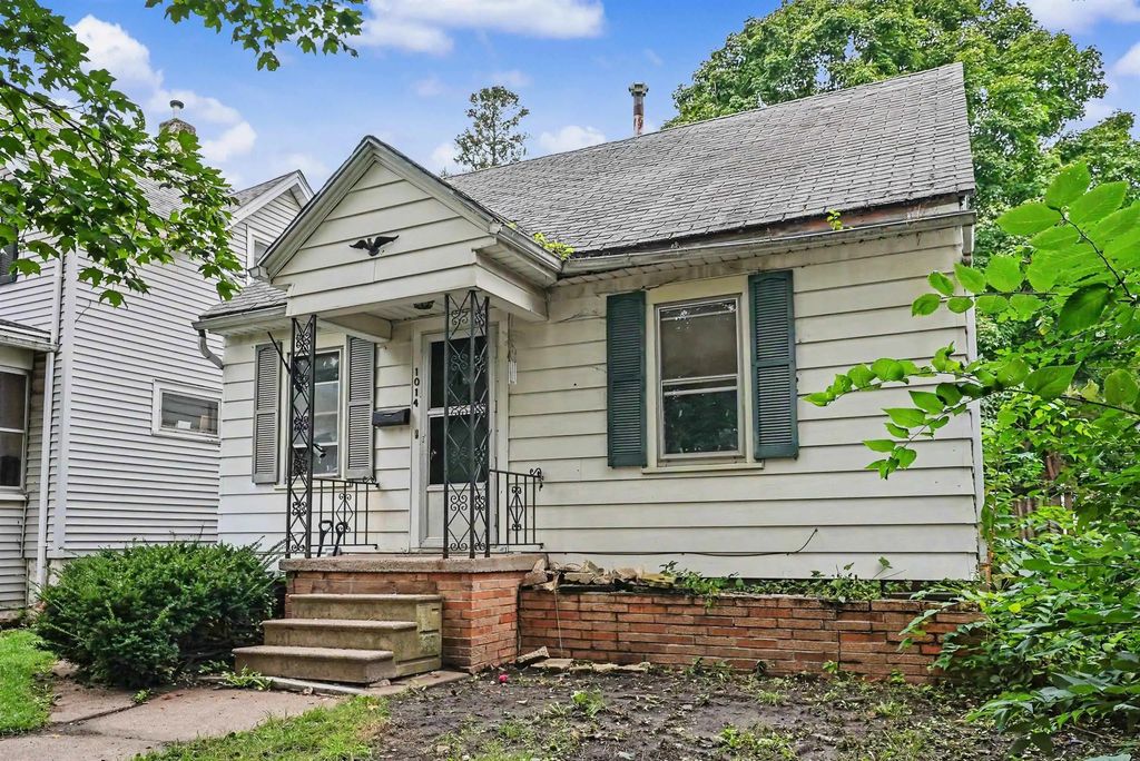 1014 W 6th Street, Waterloo