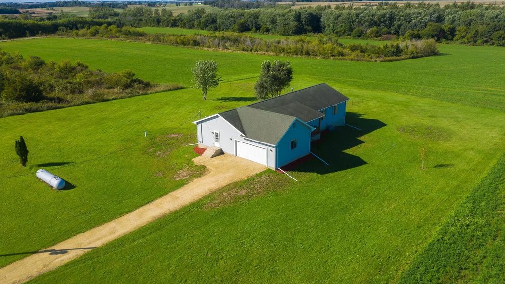 2205 Amherst Place, Charles City