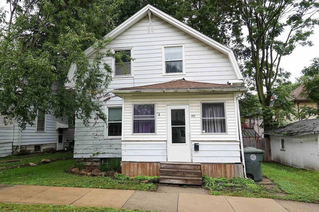 810 W 1st Street, Waterloo