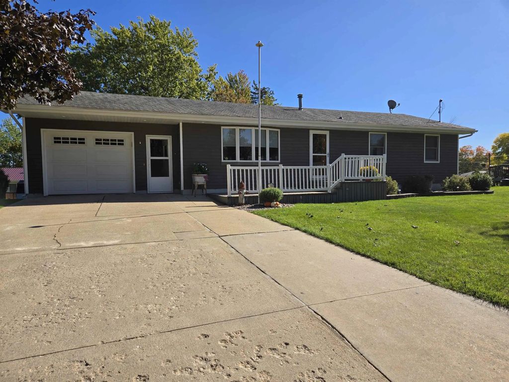 923 Red Maple Ave., Cresco