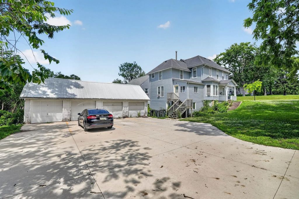 706 W 12th Street, Cedar Falls