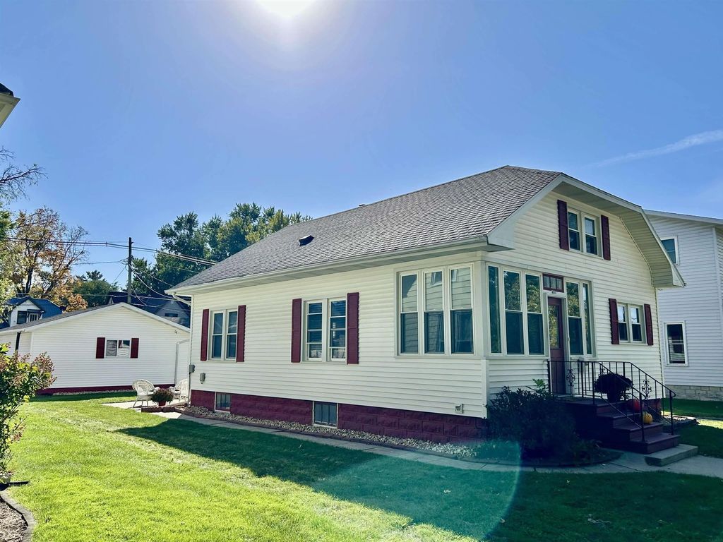 403 Winneshiek Avenue, Decorah