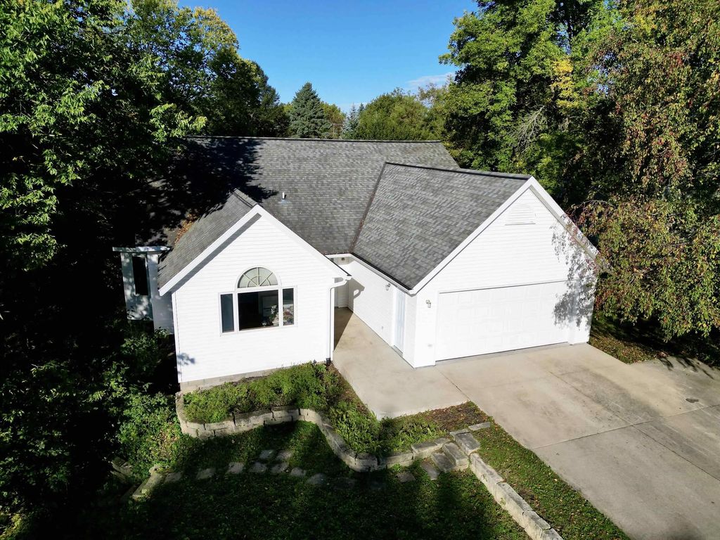 903 Ridge Road, Decorah