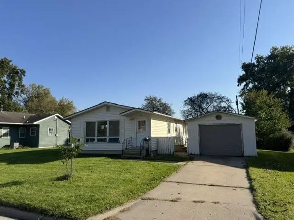 805 Decorah Avenue, Decorah