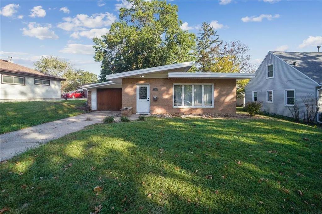 1201 W 8th Street, Cedar Falls