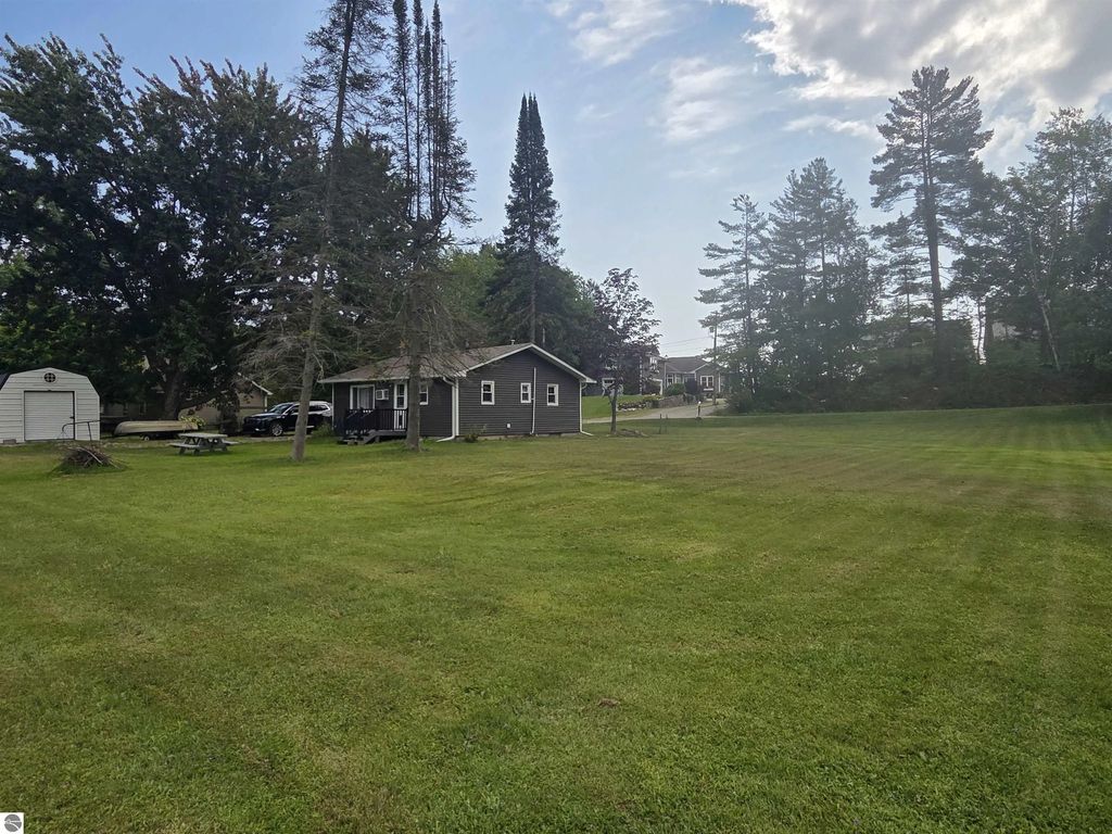 4737 Peninsula Road, Hale