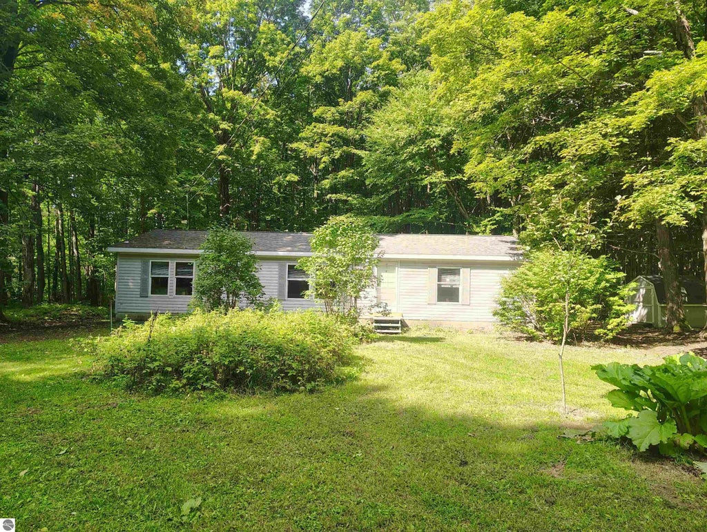 8761 Partridge Lane, Mancelona