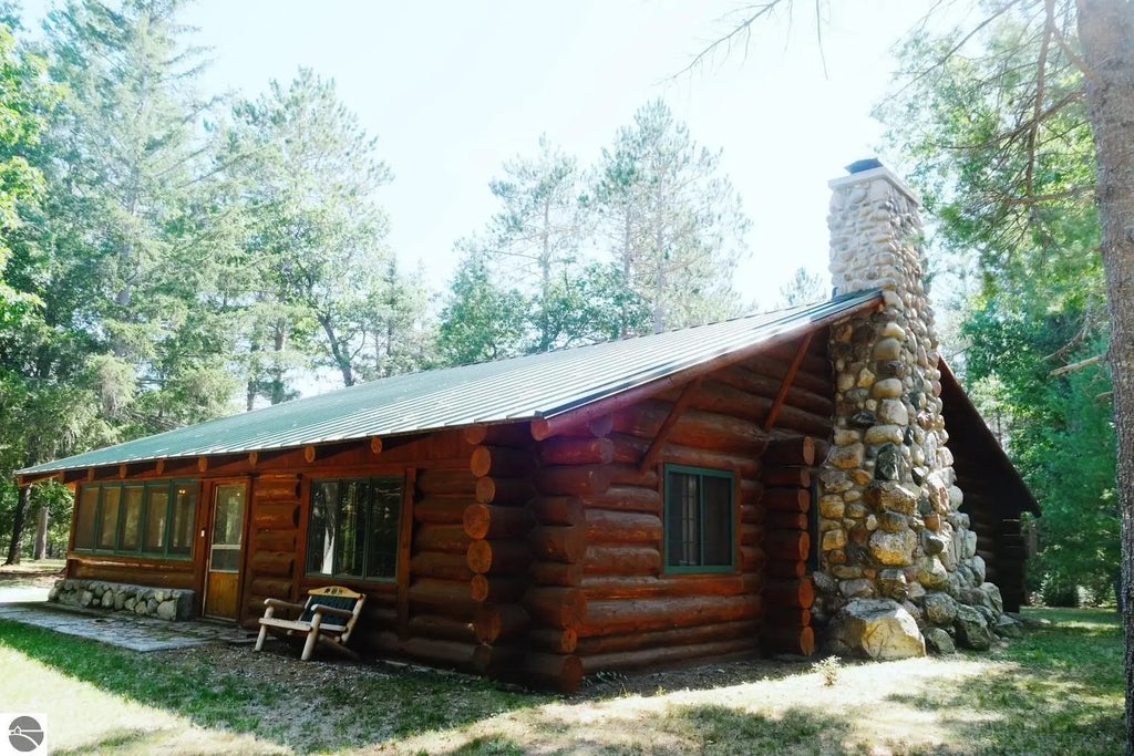 10118 Curwood Trail, Roscommon