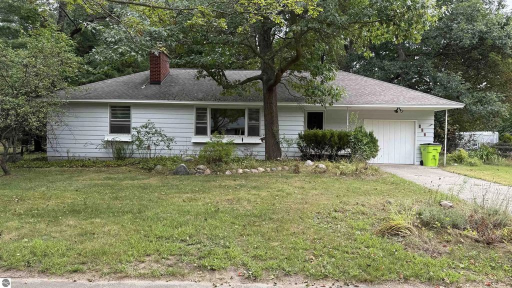 627 Belmont Drive, Traverse City
