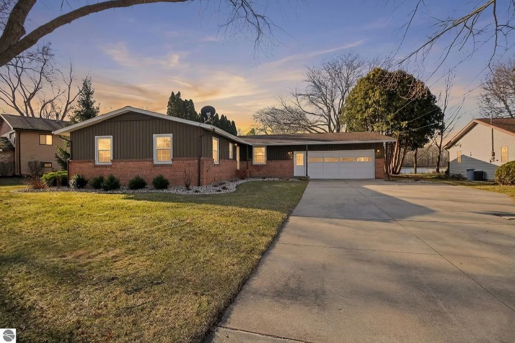 901 Riverview, Alma