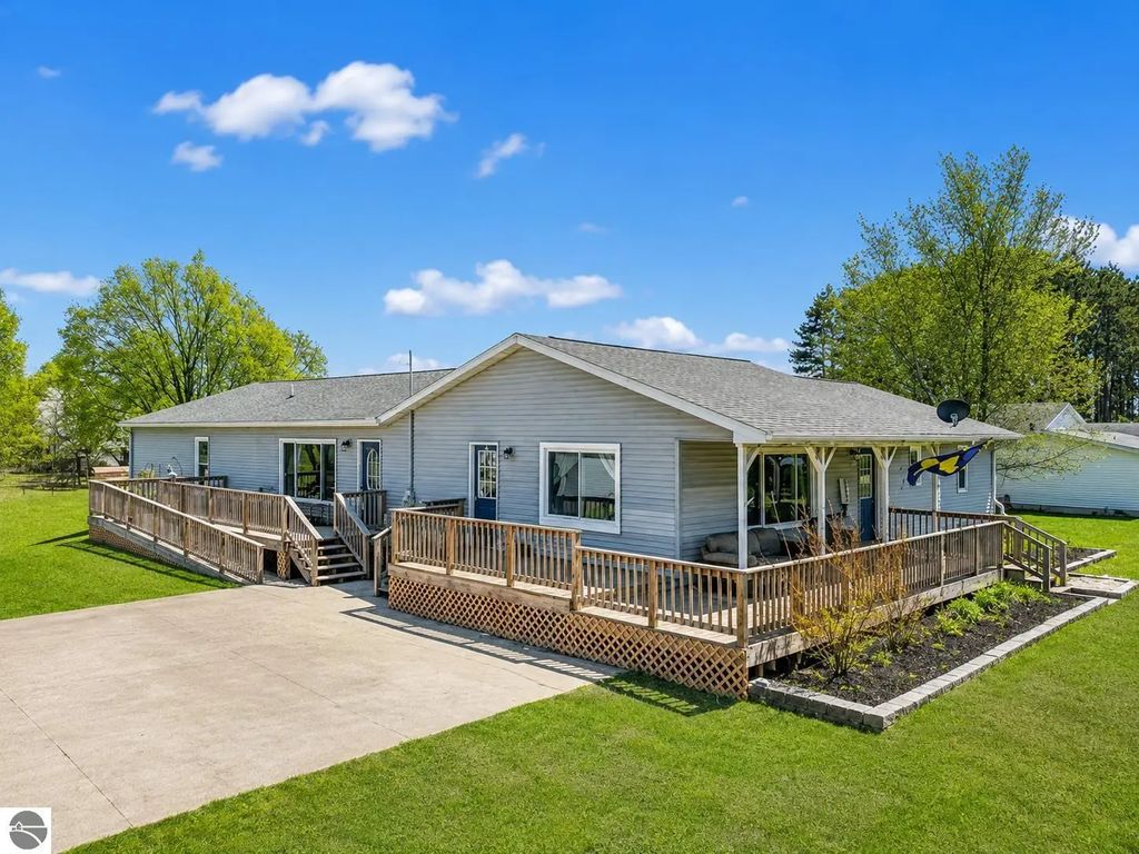 3821 S 39 Road, Cadillac