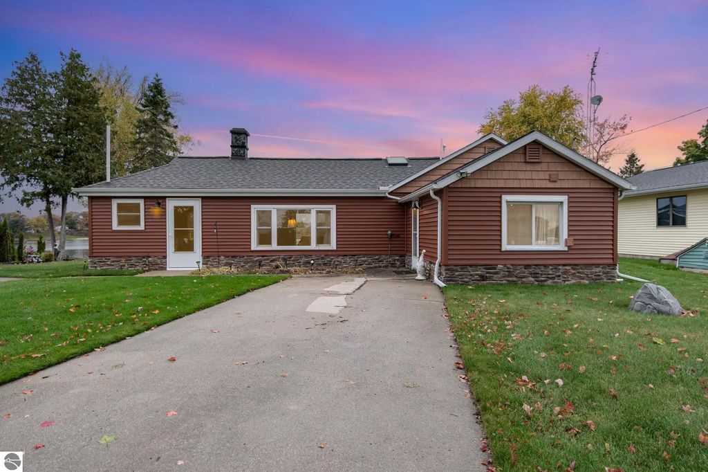 5711 Lakeview Drive, Hale