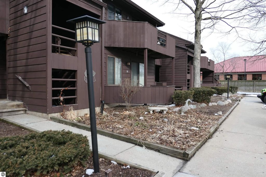 205 E Jolly Road 6, Lansing