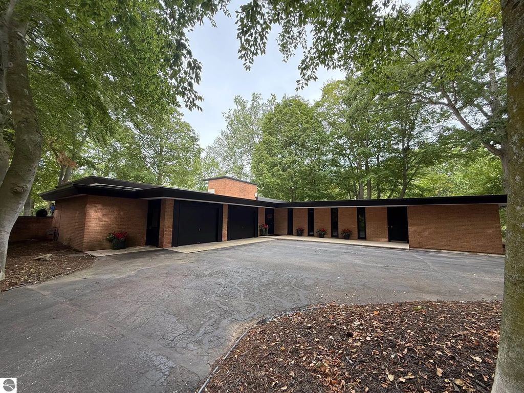 1121 Greenbanks Drive, Mt Pleasant