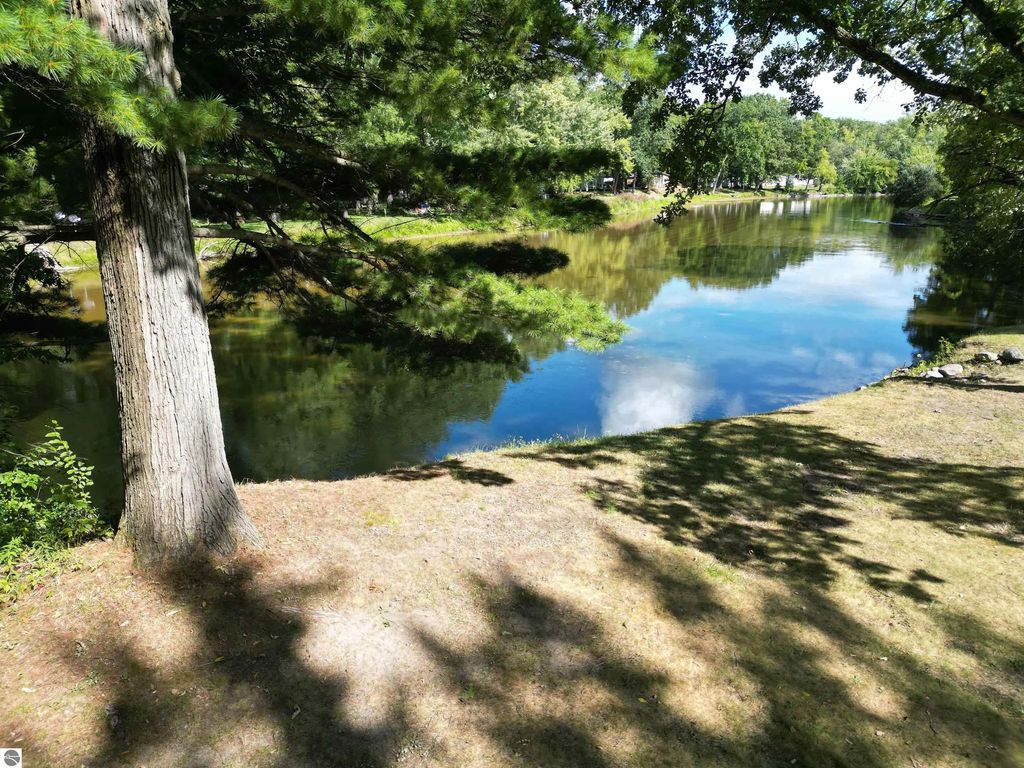 3251 Timberlane, Evart