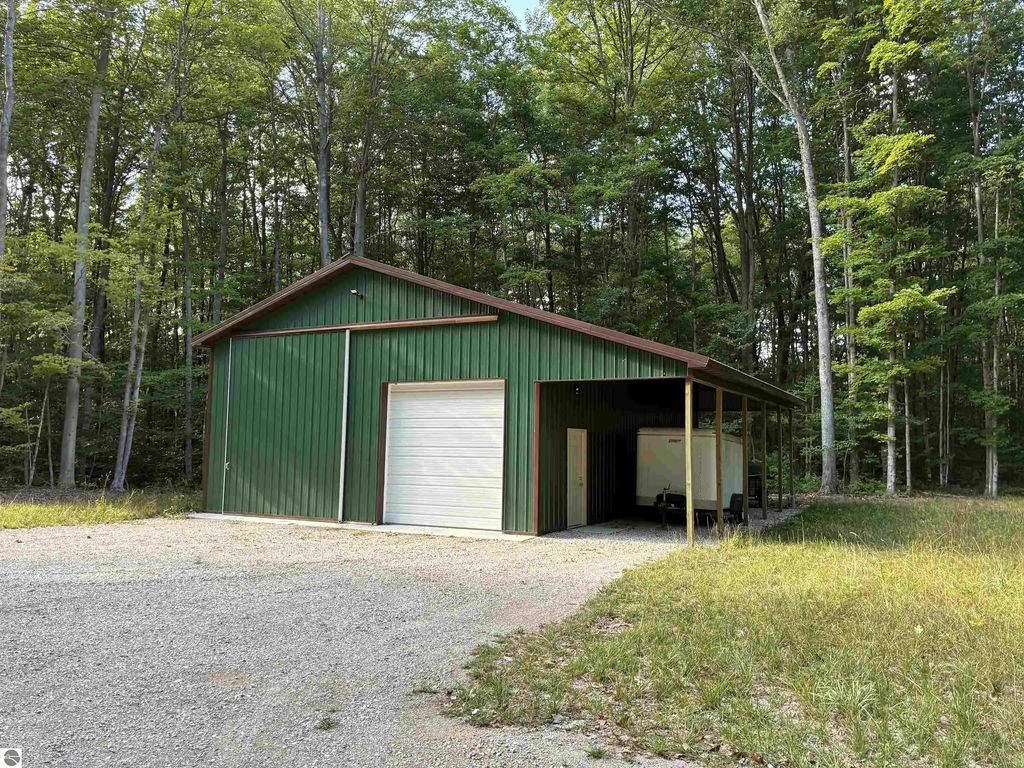 18616 Emmett’s Trail, Lake Ann