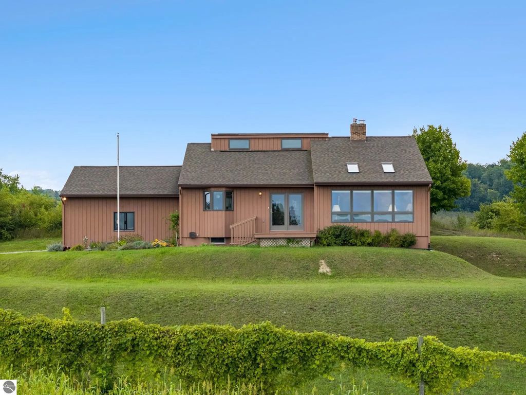 6420 N Manitou Trail, Northport